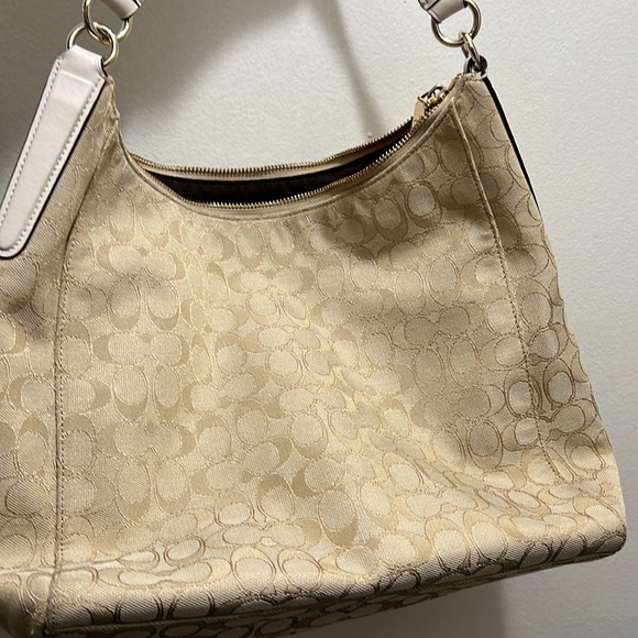 Signature Coach - Picture 4 of 11